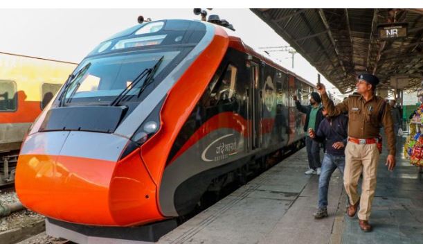 'कश्मीर के लिए विशेष रूप से डिजाइन की गई वंदे भारत एक्सप्रेस ट्रेन जम्मू पहुंची |'